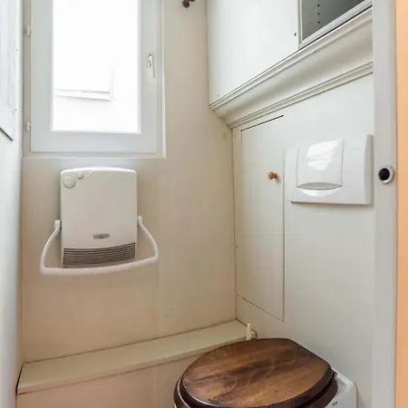 Bnbnook - Cozy In Latin Quarter Apartment *