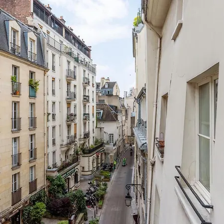 Bnbnook - Cozy In Latin Quarter Apartment