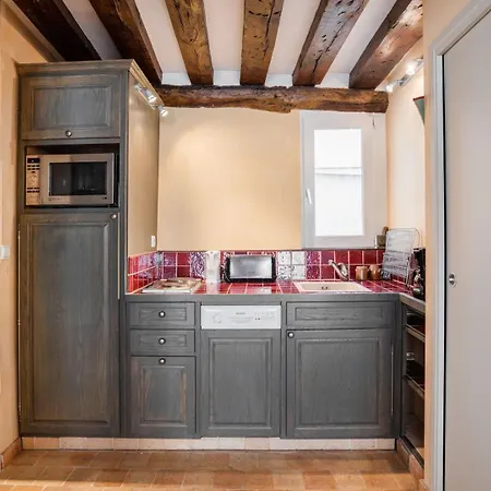 Bnbnook - Cozy In Latin Quarter Apartment